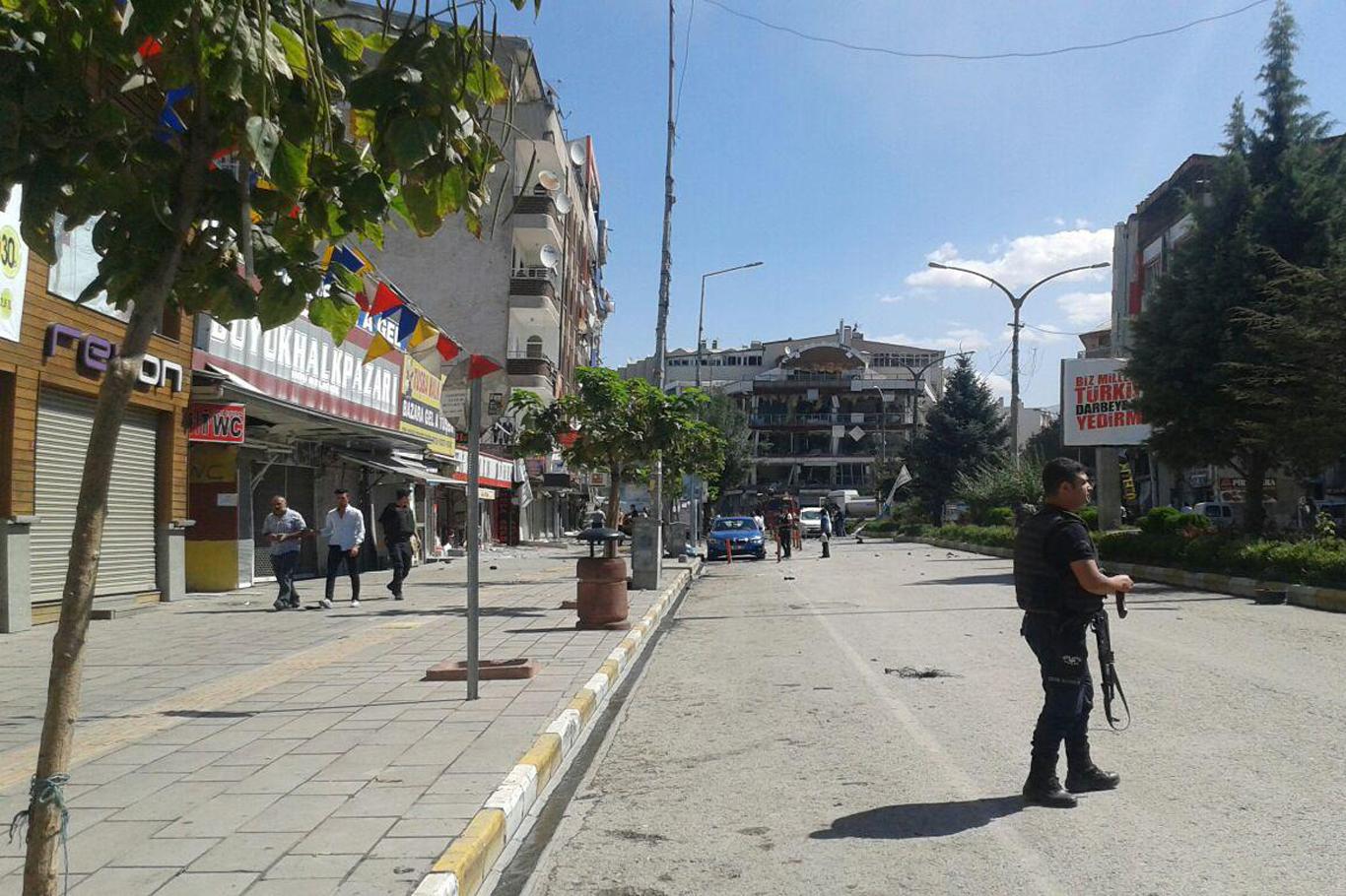 Van’da bombalı saldırı: 11 yaralı Van’da bombalı saldırı: 11 yaralı